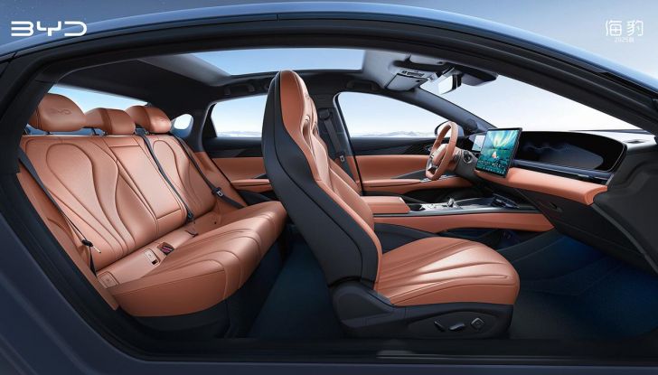 BYD Seal 2025: caratteristiche, design, abitacolo, versioni, autonomia, prestazioni e prezzi - Foto 6 di 7