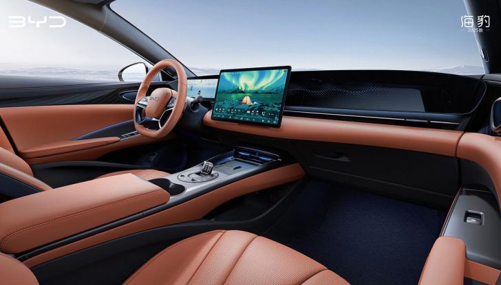 BYD Seal 2025: caratteristiche, design, abitacolo, versioni, autonomia, prestazioni e prezzi - Foto 5 di 7