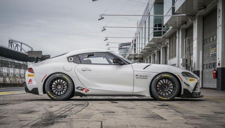 Toyota GR Supra GT4 EVO2: caratteristiche, design, abitacolo, motore, prestazioni e prezzo - Foto 12 di 18
