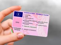 Patente europea, arrivano le nuove regole: si potrà guidare già a 17 anni