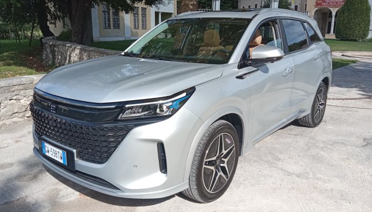 DFSK E5 PHEV e DFSK Glory 600 test drive, prezzi e impressioni di guida - Foto 27 di 30