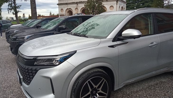 DFSK E5 PHEV e DFSK Glory 600 test drive, prezzi e impressioni di guida - Foto 4 di 30