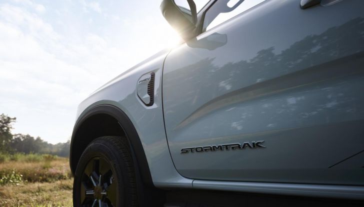 Ford Ranger Plug-In Hybrid: caratteristiche, design, abitacolo, motore, autonomia e disponibilità - Foto 8 di 12
