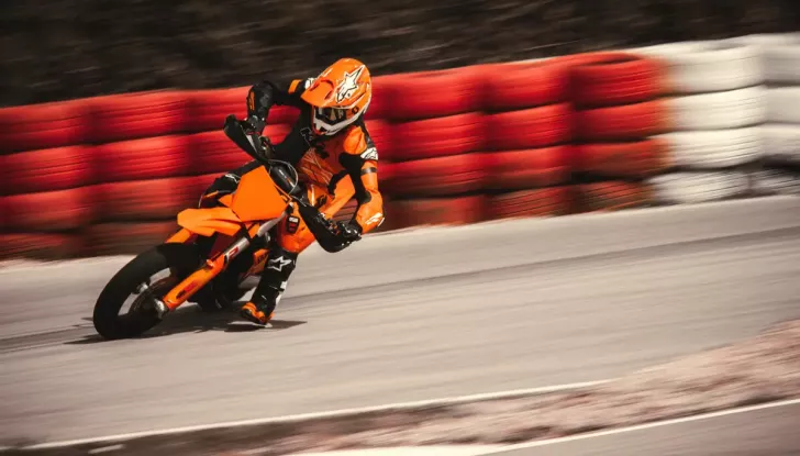 KTM presenta la nuova 450 SMR 2025 - Foto 7 di 8