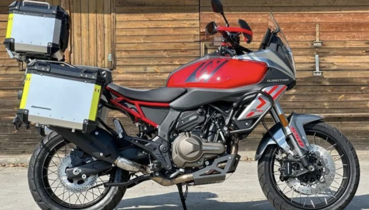 QJ Motor SRT 550 SX: l’adventure di media cilindrata made in Cina - Foto 2 di 13
