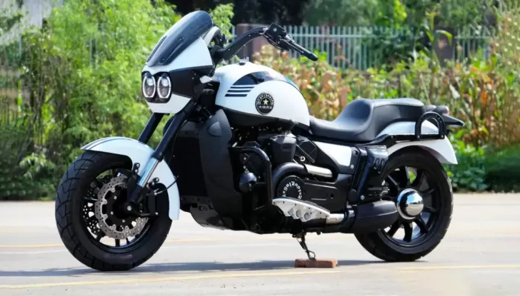 Regal Raptor V2: la maxi custom cinese con cambio da scooter - Foto 1 di 4