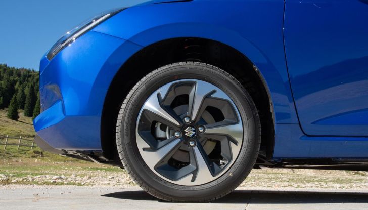 Nuova Suzuki Swift Hybrid 4×4 AllGrip: caratteristiche, design, abitacolo, motore e prezzo - Foto 28 di 122