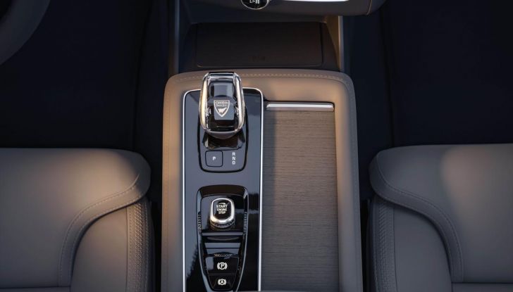 Volvo XC90 2025: caratteristiche, design, abitacolo, motori, versioni e disponibilità - Foto 25 di 36