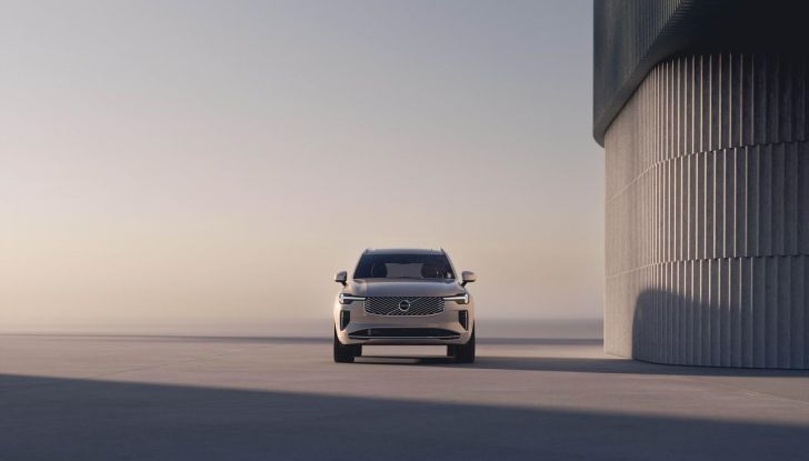 Volvo XC90 2025: caratteristiche, design, abitacolo, motori, versioni e disponibilità - Foto 2 di 36