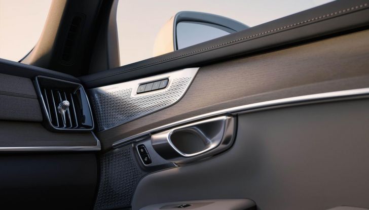 Volvo XC90 2025: caratteristiche, design, abitacolo, motori, versioni e disponibilità - Foto 30 di 36