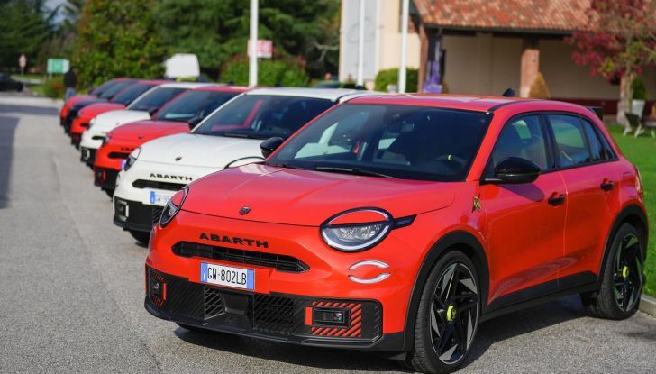 Nuova Abarth 600e: caratteristiche, design, abitacolo, motori, versioni, autonomia e prestazioni - Foto 7 di 131