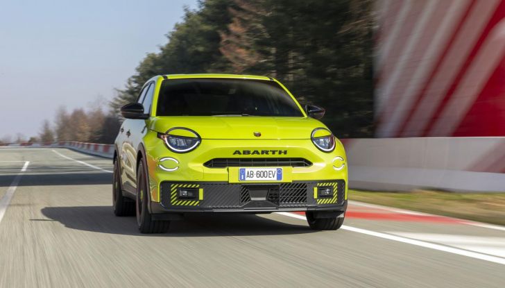 Nuova Abarth 600e: caratteristiche, design, abitacolo, motori, versioni, autonomia e prestazioni - Foto 77 di 131