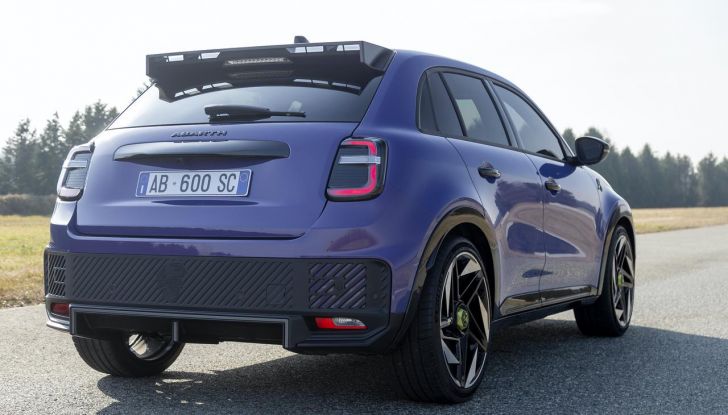 Nuova Abarth 600e: caratteristiche, design, abitacolo, motori, versioni, autonomia e prestazioni - Foto 46 di 131