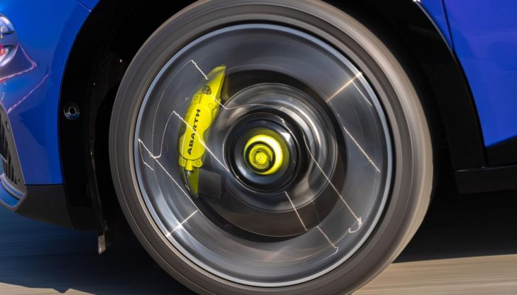 Nuova Abarth 600e: caratteristiche, design, abitacolo, motori, versioni, autonomia e prestazioni - Foto 41 di 131