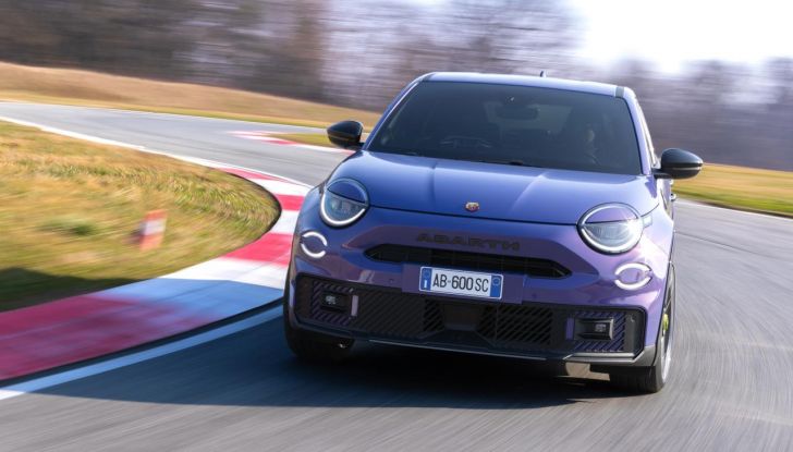 Nuova Abarth 600e: caratteristiche, design, abitacolo, motori, versioni, autonomia e prestazioni - Foto 32 di 131
