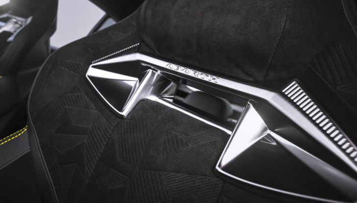 Nuova Abarth 600e: caratteristiche, design, abitacolo, motori, versioni, autonomia e prestazioni - Foto 21 di 131