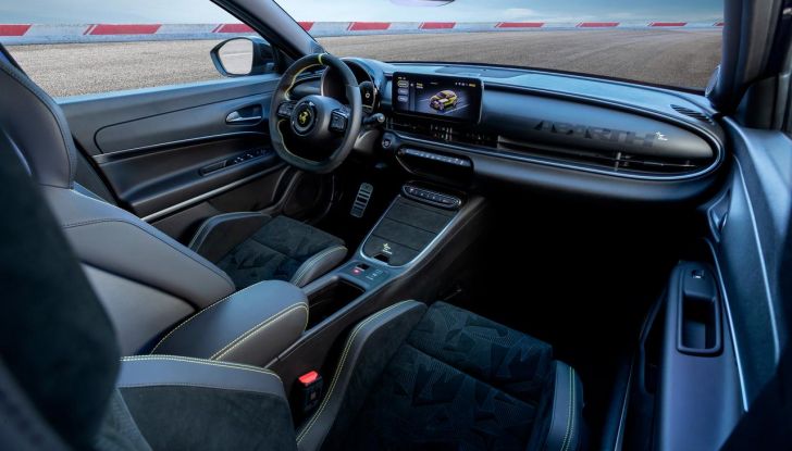 Nuova Abarth 600e: caratteristiche, design, abitacolo, motori, versioni, autonomia e prestazioni - Foto 2 di 131