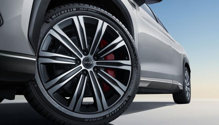 BYD Sealion 7: caratteristiche, design, abitacolo, versioni, motori e disponibilità - Foto 16 di 23