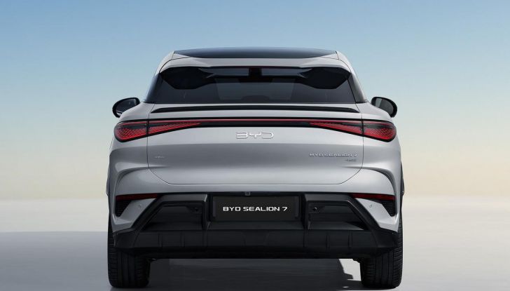 BYD Sealion 7: caratteristiche, design, abitacolo, versioni, motori e disponibilità - Foto 8 di 23