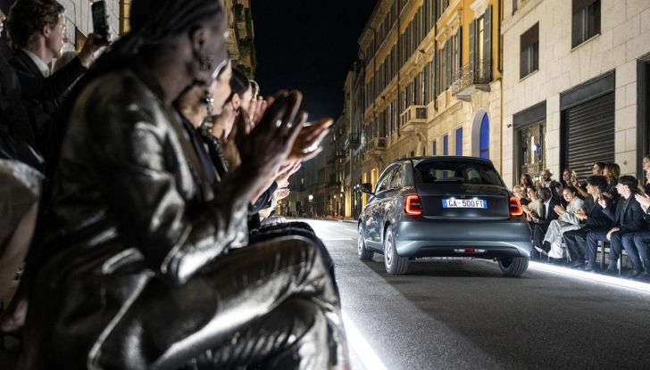 Fiat 500e Giorgio Armani Collector’s Edition: caratteristiche, design, abitacolo, motore, autonomia e prezzi - Foto 7 di 28