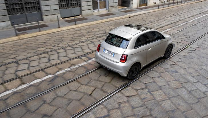 Fiat 500e Giorgio Armani Collector’s Edition: caratteristiche, design, abitacolo, motore, autonomia e prezzi - Foto 16 di 28