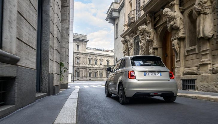 Fiat 500e Giorgio Armani Collector’s Edition: caratteristiche, design, abitacolo, motore, autonomia e prezzi - Foto 17 di 28