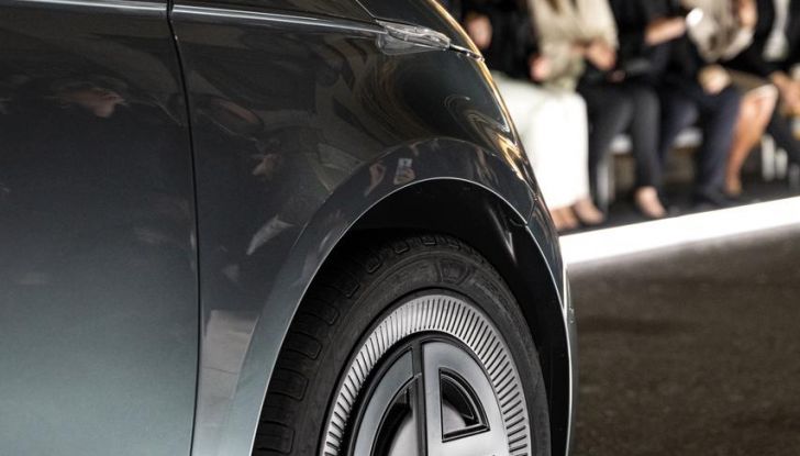 Fiat 500e Giorgio Armani Collector’s Edition: caratteristiche, design, abitacolo, motore, autonomia e prezzi - Foto 8 di 28