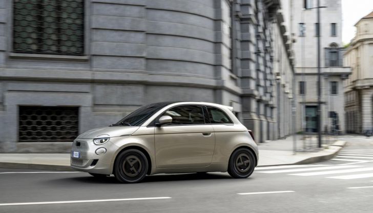 Fiat 500e Giorgio Armani Collector’s Edition: caratteristiche, design, abitacolo, motore, autonomia e prezzi - Foto 11 di 28