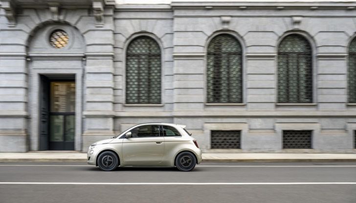 Fiat 500e Giorgio Armani Collector’s Edition: caratteristiche, design, abitacolo, motore, autonomia e prezzi - Foto 13 di 28