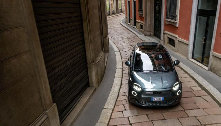 Fiat 500e Giorgio Armani Collector’s Edition: caratteristiche, design, abitacolo, motore, autonomia e prezzi - Foto 22 di 28