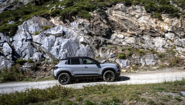 Jeep Avenger 4xe: caratteristiche, design, abitacolo, motore, allestimenti e prezzi - Foto 24 di 38