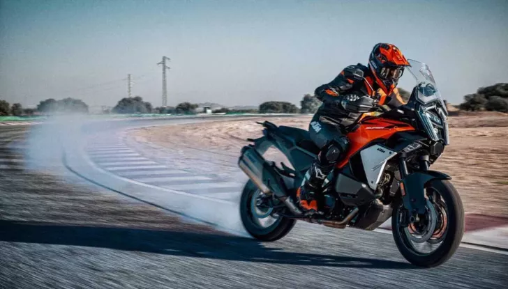 KTM 1390 Super Adventure S EVO 2025: rivoluzione nel mondo delle moto adventure - Foto 1 di 7
