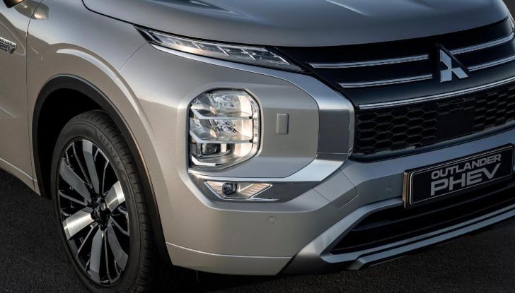Mitsubishi Outlander PHEV 2025: caratteristiche, design, abitacolo, motore e autonomia - Foto 11 di 16