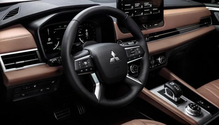 Mitsubishi Outlander PHEV 2025: caratteristiche, design, abitacolo, motore e autonomia - Foto 5 di 16
