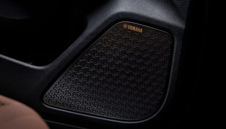 Mitsubishi Outlander PHEV 2025: caratteristiche, design, abitacolo, motore e autonomia - Foto 9 di 16