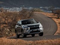 Mitsubishi Outlander PHEV 2025: caratteristiche, design, abitacolo, motore e autonomia