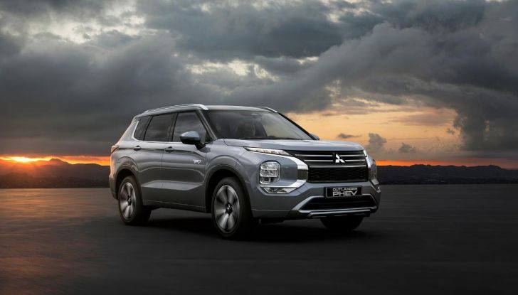Mitsubishi Outlander PHEV 2025: caratteristiche, design, abitacolo, motore e autonomia - Foto 2 di 16