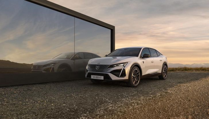 Peugeot E-408: caratteristiche, design, abitacolo, motore, autonomia e allestimenti - Foto 2 di 15