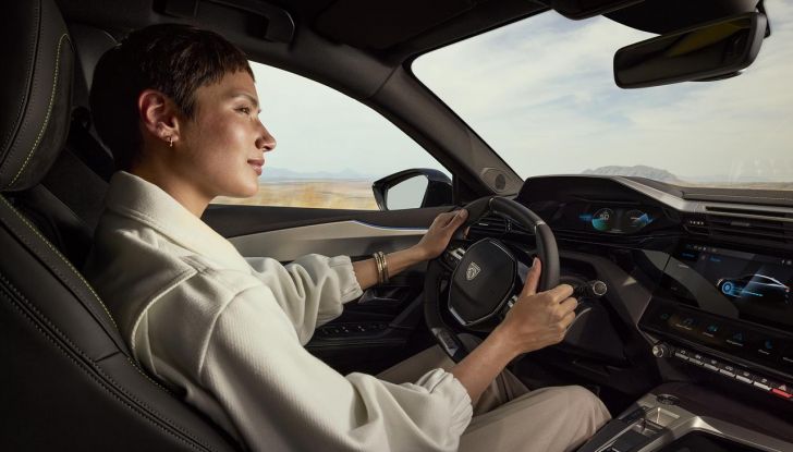 Peugeot E-408: caratteristiche, design, abitacolo, motore, autonomia e allestimenti - Foto 13 di 15