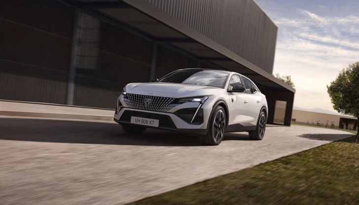 Peugeot E-408: caratteristiche, design, abitacolo, motore, autonomia e allestimenti - Foto 6 di 15