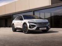 Peugeot E-408: caratteristiche, design, abitacolo, motore, autonomia e allestimenti