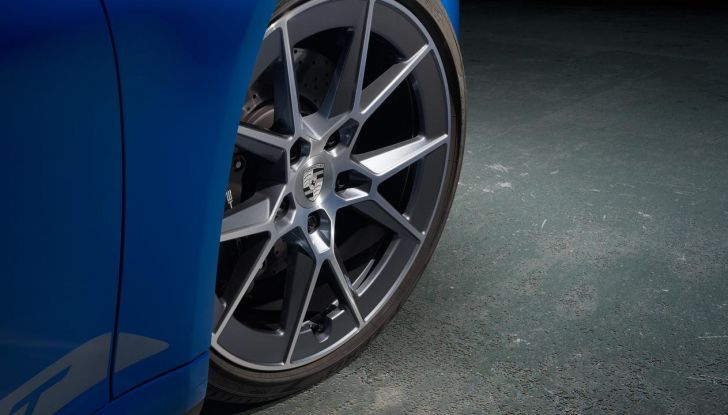 Porsche 911 Carrera T 2025: caratteristiche, design, abitacolo, versioni, motore, prestazioni e prezzi - Foto 25 di 31