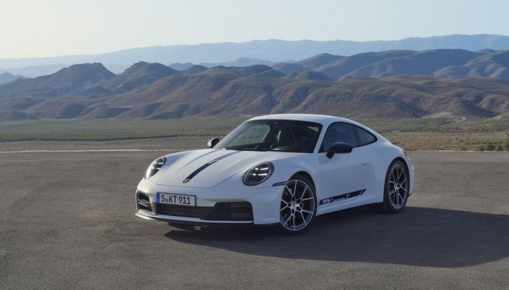 Porsche 911 Carrera T 2025: caratteristiche, design, abitacolo, versioni, motore, prestazioni e prezzi - Foto 2 di 31