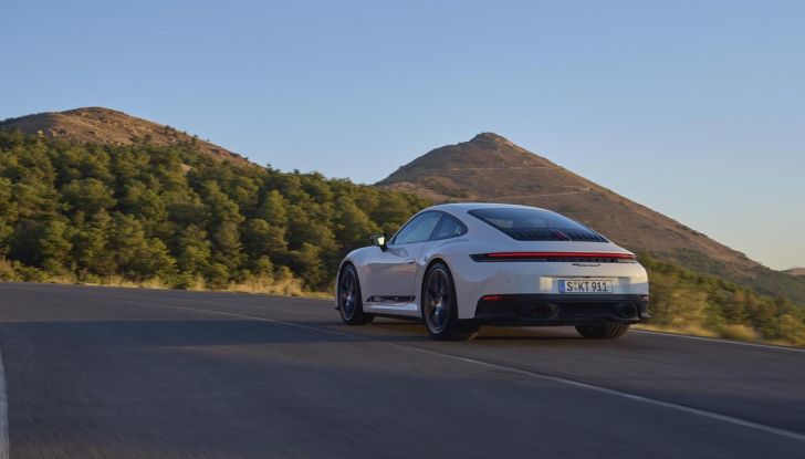 Porsche 911 Carrera T 2025: caratteristiche, design, abitacolo, versioni, motore, prestazioni e prezzi - Foto 8 di 31