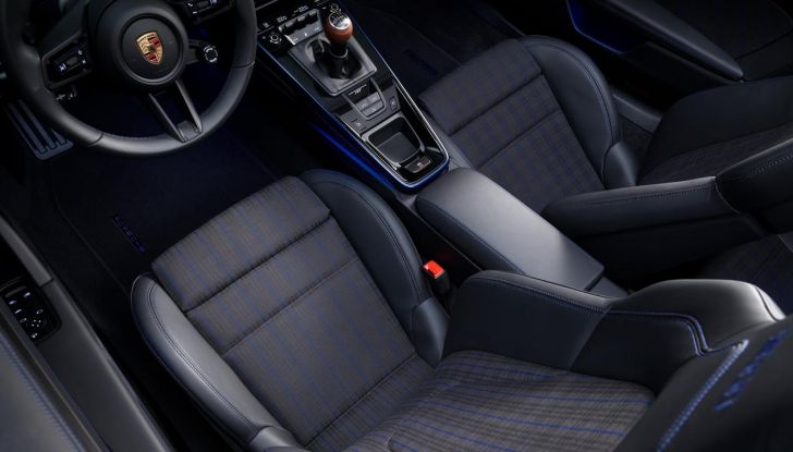 Porsche 911 Carrera T 2025: caratteristiche, design, abitacolo, versioni, motore, prestazioni e prezzi - Foto 10 di 31