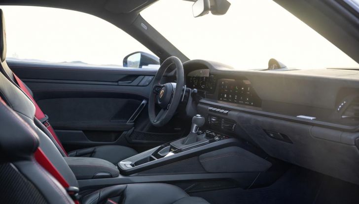 Porsche 911 GT3 2025: caratteristiche, design, abitacolo, motore, prestazioni, versioni e prezzi - Foto 16 di 16
