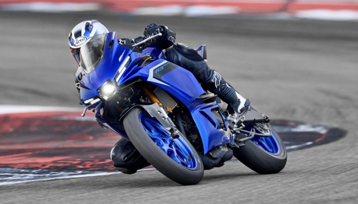 Yamaha YZF R3 2025: la nuova sportiva per giovani motociclisti - Foto 1 di 10