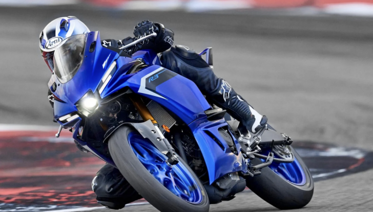 Yamaha YZF R3 2025: la nuova sportiva per giovani motociclisti - Foto 8 di 10