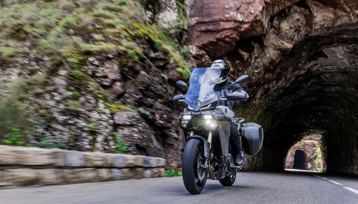 Yamaha Tracer 9 Y-AMT 2025: disponibile dai concessionari la nuova crossover giapponese - Foto 1 di 14