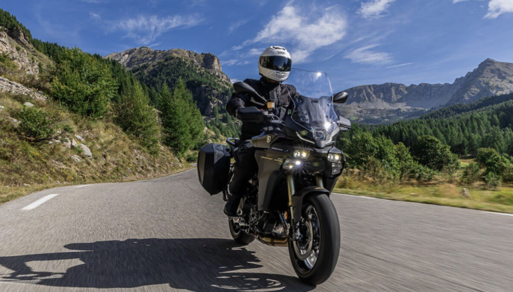 Yamaha Tracer 9 Y-AMT 2025: disponibile dai concessionari la nuova crossover giapponese - Foto 2 di 14